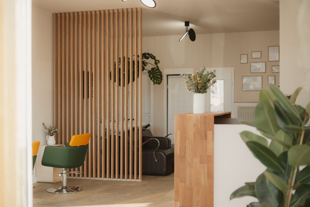 Empfangsbereich und Friseurstuhl im Salon mano in Weinheim