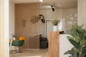 Empfangsbereich und Friseurstuhl im Salon mano in Weinheim