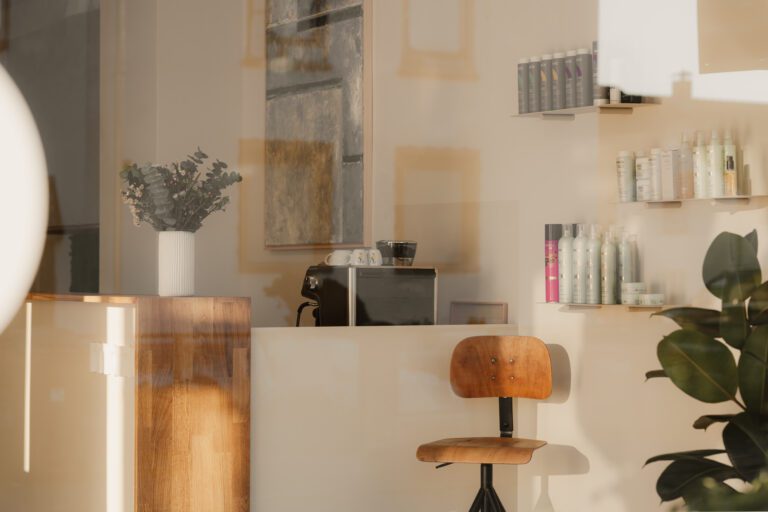 Einblick in den Empfangsbereich des Friseursalons mano in Weinheim