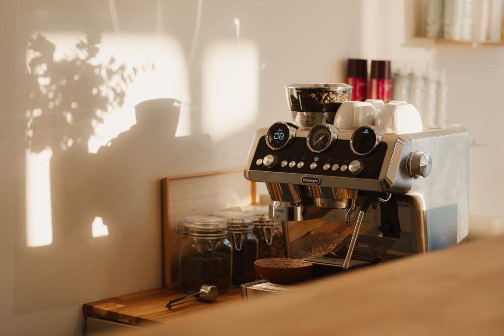 Kaffeemaschine im Friseursalon mano in Weinheim mit Bohnen und Tassen